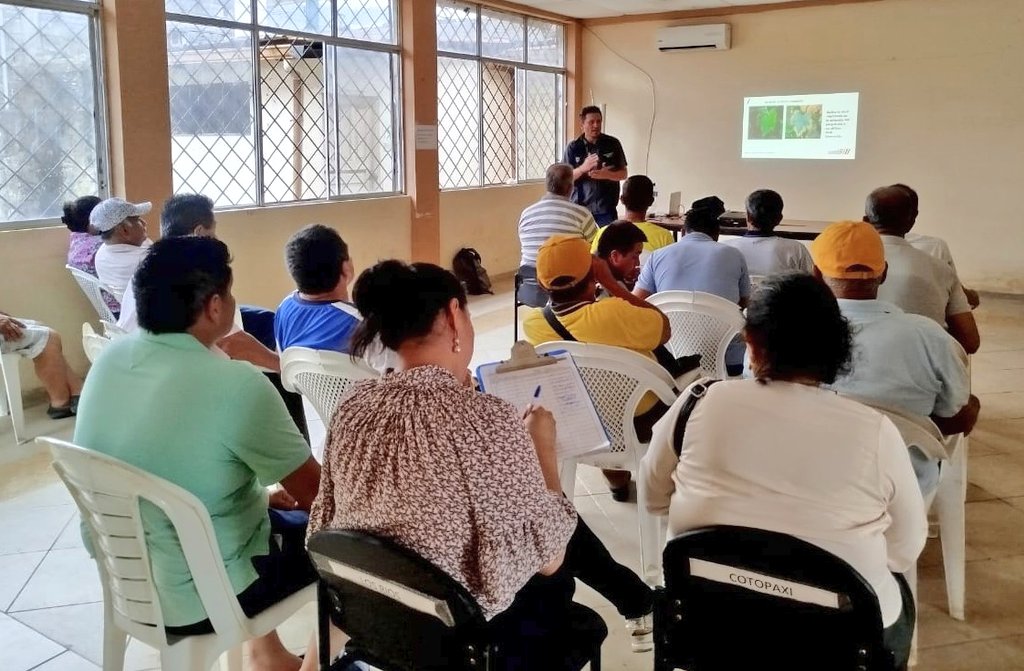AgrocalidadZ5's tweet photo. #Bolívar | 🌱 Capacitamos a productores de cacao del cantón Las Naves, sobre uso correcto y manejo responsable de plaguicidas, así fortalecemos las buenas prácticas agrícolas y protegemos la salud de los productores, consumidores y ambiente.
#AgrocalidadJuntoATi https://t.co/m0hP4tbY1B