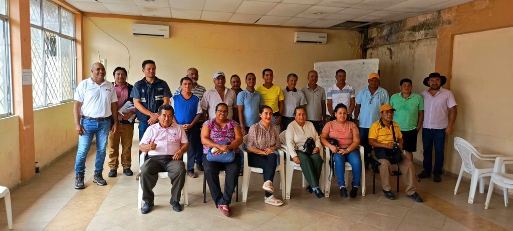 AgrocalidadZ5's tweet photo. #Bolívar | 🌱 Capacitamos a productores de cacao del cantón Las Naves, sobre uso correcto y manejo responsable de plaguicidas, así fortalecemos las buenas prácticas agrícolas y protegemos la salud de los productores, consumidores y ambiente.
#AgrocalidadJuntoATi https://t.co/m0hP4tbY1B
