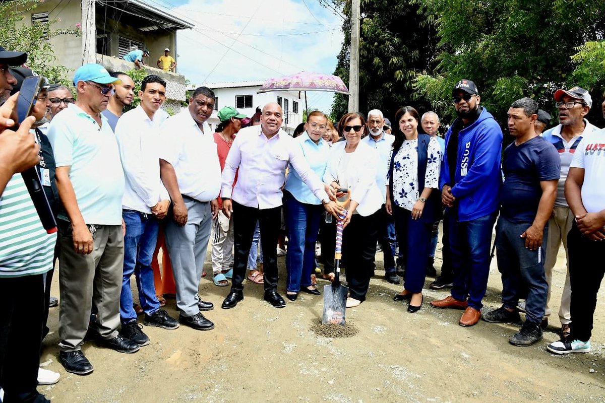 AlcaldiadeLV's tweet photo. Nuestra alcaldesa Amparo Custodio dio el primer picazo para continuar los trabajos de construcción de aceras, contenes y badenes en el tercer polígono de Nibaje.

¡Seguimos trabajando por comunidades más seguras y organizadas! 💪🏽

#AmparoCustodio #LaVega #Nibaje #ObrasMunicipales https://t.co/UqEiPGVIPZ