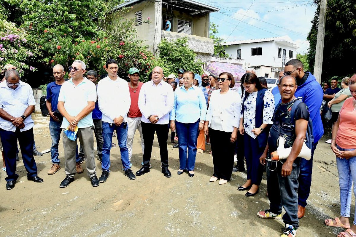 AlcaldiadeLV's tweet photo. Nuestra alcaldesa Amparo Custodio dio el primer picazo para continuar los trabajos de construcción de aceras, contenes y badenes en el tercer polígono de Nibaje.

¡Seguimos trabajando por comunidades más seguras y organizadas! 💪🏽

#AmparoCustodio #LaVega #Nibaje #ObrasMunicipales https://t.co/UqEiPGVIPZ