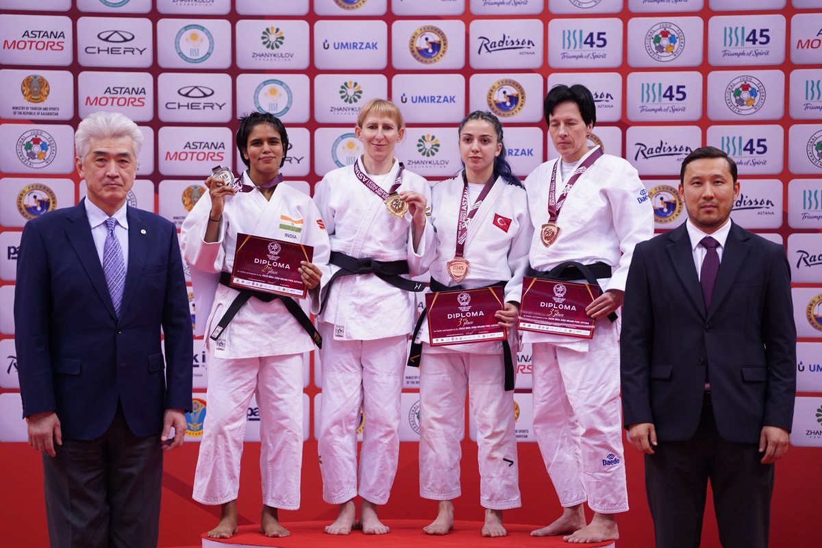 turkjudo's tweet photo. PARA JUDO MİLLİ TAKIMIMIZDAN ASTANA’DA İLK GÜN 2 MADALYA

12-13 Mayıs 2026 tarihleri arasında Kazakistan’ın Astana kentinde düzenlenen 2026 IBSA Judo Grand Prix Astana’nın ilk gün müsabakalarında milli sporcularımız 2 madalya kazandı.

J2 Kadınlar -60 kg kategorisinde mücadele eden Gülhan ATASAYAR,  gümüş madalyanın sahibi olurken,

J2 Kadınlar -52 kg kategorisinde tatamiye çıkan Zeynep BOZDEMİR ise bronz madalya kazanarak organizasyonu kürsüde tamamladı.

Milli takımımız, şampiyonanın ilk gününü 1 gümüş ve 1 bronz olmak üzere toplam 2 madalya ile tamamladı.

Sporcularımızı ve teknik ekibimizi tebrik ediyor, başarılarının devamını diliyoruz.

#TürkiyeJudoFederasyonu