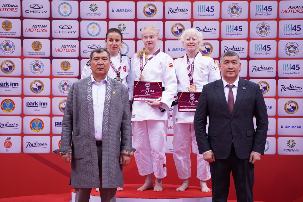 turkjudo's tweet photo. PARA JUDO MİLLİ TAKIMIMIZDAN ASTANA’DA İLK GÜN 2 MADALYA

12-13 Mayıs 2026 tarihleri arasında Kazakistan’ın Astana kentinde düzenlenen 2026 IBSA Judo Grand Prix Astana’nın ilk gün müsabakalarında milli sporcularımız 2 madalya kazandı.

J2 Kadınlar -60 kg kategorisinde mücadele eden Gülhan ATASAYAR,  gümüş madalyanın sahibi olurken,

J2 Kadınlar -52 kg kategorisinde tatamiye çıkan Zeynep BOZDEMİR ise bronz madalya kazanarak organizasyonu kürsüde tamamladı.

Milli takımımız, şampiyonanın ilk gününü 1 gümüş ve 1 bronz olmak üzere toplam 2 madalya ile tamamladı.

Sporcularımızı ve teknik ekibimizi tebrik ediyor, başarılarının devamını diliyoruz.

#TürkiyeJudoFederasyonu