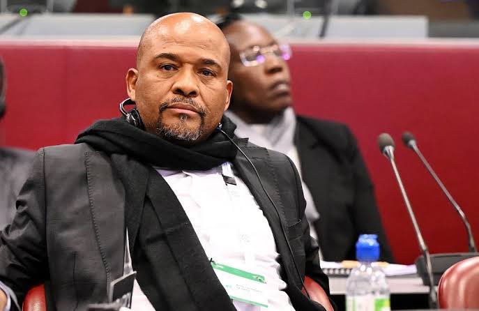 Man’s NOT Barry Roux tweet media