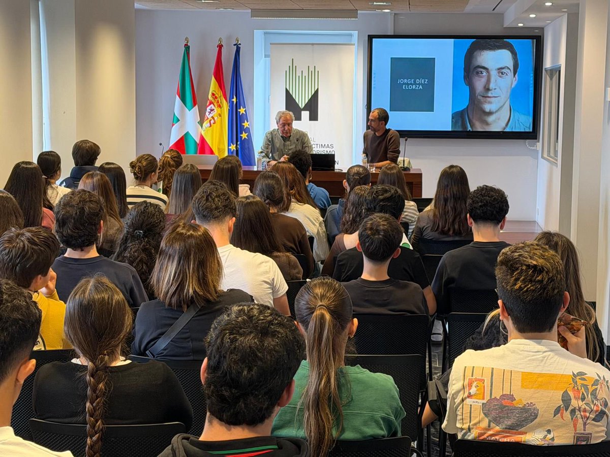 MemorialVT's tweet photo. Alumnos y profesores de la ikastola @Begonazpiikas de #Bilbao han visitado hoy el @MemorialVT. Y han mantenido una charla con víctimas de ETA, @k7727s hijo de un @guardiacvil asesinado en 1992 y José Antonio Díez padre del escolta @ertzaintzaEJGV Jorge Díez Elorza. 

. https://t.co/owto49aJsG