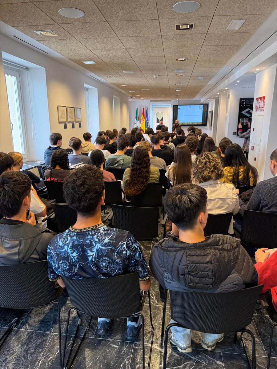 MemorialVT's tweet photo. Alumnos y profesores de la ikastola @Begonazpiikas de #Bilbao han visitado hoy el @MemorialVT. Y han mantenido una charla con víctimas de ETA, @k7727s hijo de un @guardiacvil asesinado en 1992 y José Antonio Díez padre del escolta @ertzaintzaEJGV Jorge Díez Elorza. 

. https://t.co/owto49aJsG