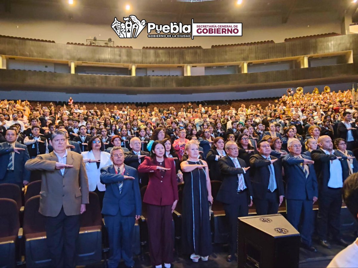 SGGM_Pue's tweet photo. 📚 En representación del alcalde @pepechedrauimx, la subsecretaria de Desarrollo Político, @MerloIsabel, asistió a la ceremonia conmemorativa por el 100 aniversario de la Secundaria Número 2 “Francisco I. Madero”, realizada en el CCU de la BUAP.

Durante este importante acto, se reconoció la trayectoria y legado de una institución que ha formado generaciones de estudiantes poblanos.

El Gobierno de la Ciudad refrenda su compromiso con la educación, impulsando acciones que fortalezcan el desarrollo académico y el futuro de niñas, niños y jóvenes. 🎓