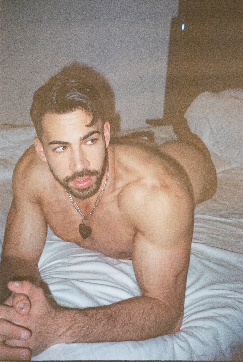 BigDaddyJake01's tweet photo. The face                        The ass https://t.co/HoVuPkcFzl