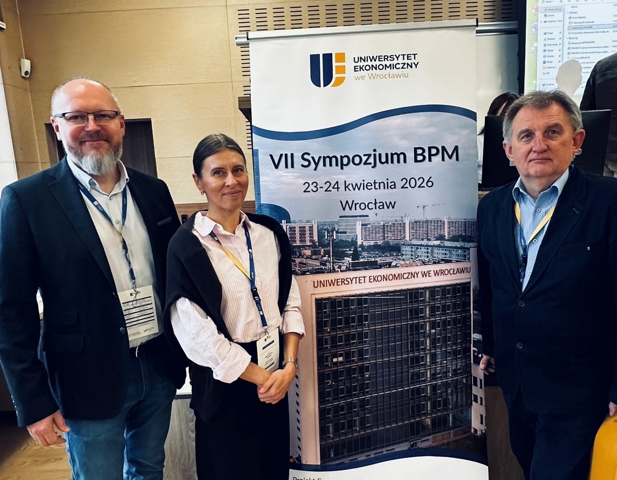 WatWcy's tweet photo. Reprezentanci Wydziału Cybernetyki @WAT_edu  (Tadeusz Nowicki, Robert Waszkowski, Agata Chodowska-Wasilewska) uczestniczyli z referatami w VII Sympozjum BPM (Business Process Management), które odbyło się 23-24 kwietnia 2026 roku na terenie kampusu Uniwersytetu Ekonomicznego we Wrocławiu (UEK) i było kontynuacją serii spotkań przedstawicieli środowisk naukowych i praktyków zajmujących się problematyką zarządzania procesowego.
https://t.co/VDG5w2yxbf

#BusinessProcessManagement #AI #Symulacja
Fot.: WCY