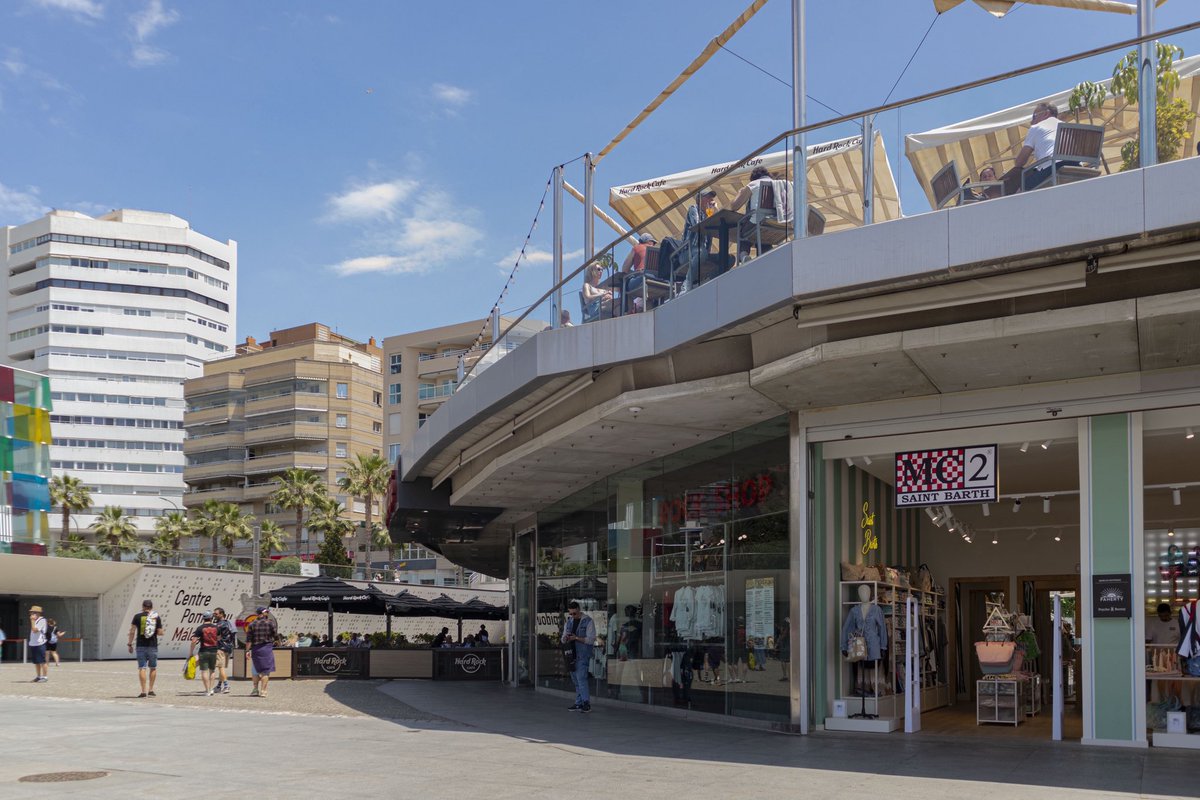 muelleuno's tweet photo. ¿Un paseo y 🛍️ por Muelle Uno? En nuestra variedad de tiendas puedes encontrar ese capricho o regalo con el que acertar para los próximos meses 😌

1. @mc2saintbarth es una marca de moda y beachwear inspirada en el espíritu de Saint Barth ☀️
1.  El restaurante y la tienda de @HardRock son perfectas para sintonizarte con tu lado más 🎸🤘
2. miramira va a completar toooodos tus looks 
3. ¿Un retoque de 💄? En @KikoMilanoES tienes un sinfín de productos para cualquier ocasión.