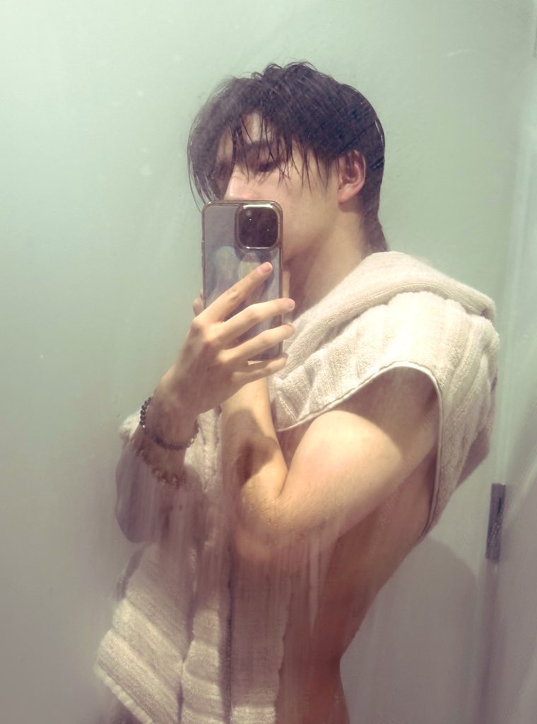 2Much_Mango's tweet photo. 上x这么久以来，本人刷到并且被很多人认证，最像的两张朱志鑫苏新皓代餐图
完全网凰文学，谁能看图写话给我写点爱吃的🥺 https://t.co/zPNxU1ev1m