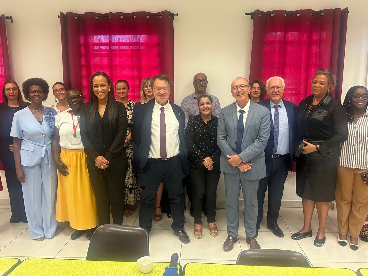 JL_Ruelle's tweet photo. 🇫🇷🤝🏻🇬🇦 En déplacement à Libreville, j'y ai rencontré les acteurs de la communauté française du Gabon : associations, conseillers des Français de l’étranger, représentants économiques, équipes diplomatiques, enseignants et élèves. https://t.co/0cYH5Y0mN7