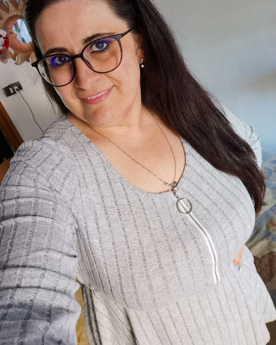 XStefaniaX1's tweet photo. With glasses or without glasses? 🤗 https://t.co/DaWLSZJYUU