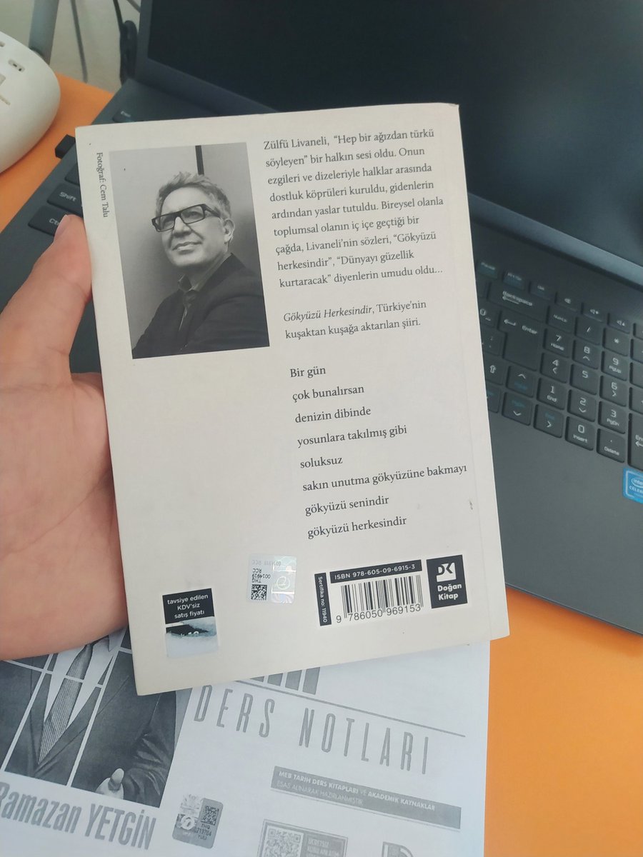 emrealtundag23's tweet photo. Bir gün çok bunalırsan denizin dibinde yosunlara takılmış gibi soluksuz sakın unutma gökyüzüne bakmayı gökyüzü senindir gökyüzü herkesindir...
#livaneli https://t.co/0q9cGgeW2g