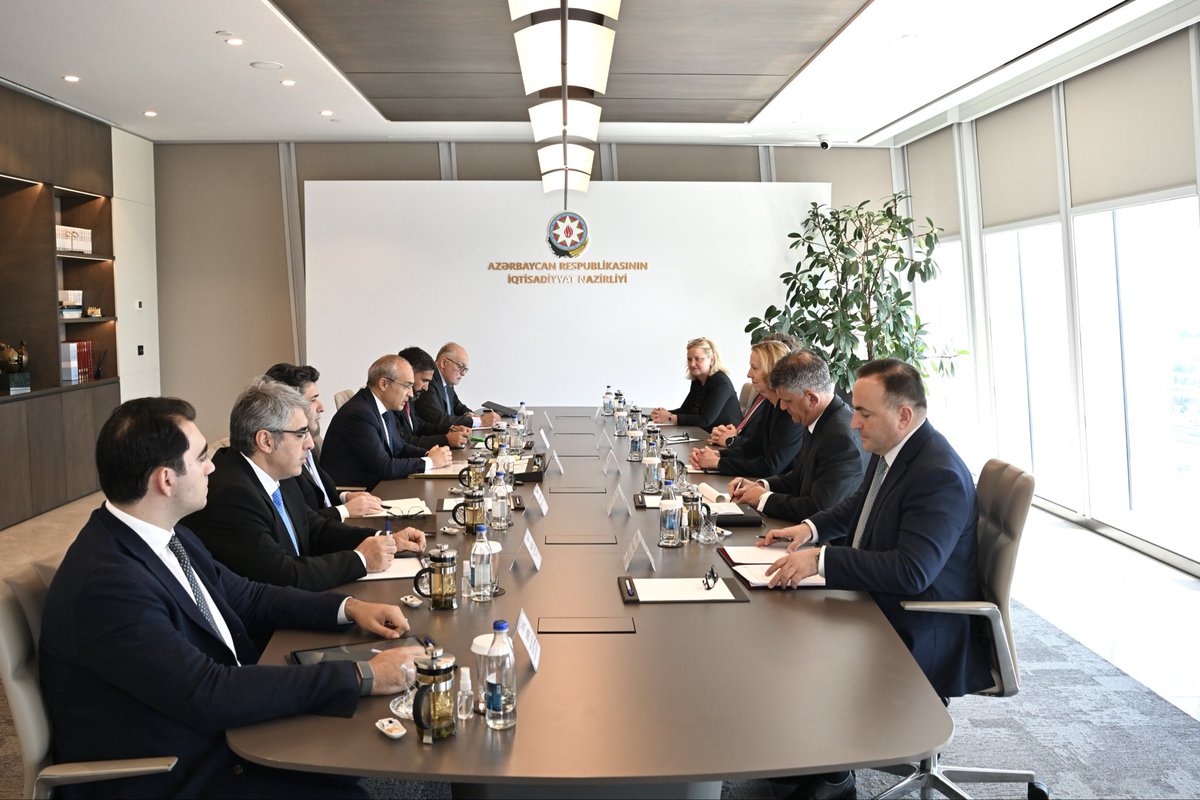 BAslanbayli's tweet photo. İqtisadiyyat naziri Mikayıl Cabbarov və SOCAR-ın prezidenti Rövşən Nəcəf mayın 12-də BP şirkətinin yeni Baş icraçı direktoru Meq Onilin başçılıq etdiyi nümayəndə heyəti ilə görüşüb. Görüş çərçivəsində Nazirlik və SOCAR-la Anlaşma Memorandumları imzalanıb. 
https://t.co/yT97Hzgrcu https://t.co/rKnbTncuP0