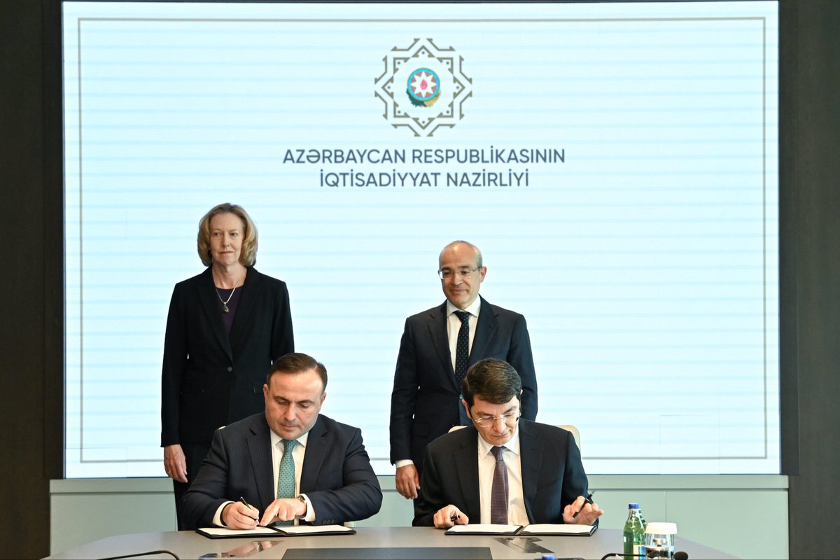 BAslanbayli's tweet photo. İqtisadiyyat naziri Mikayıl Cabbarov və SOCAR-ın prezidenti Rövşən Nəcəf mayın 12-də BP şirkətinin yeni Baş icraçı direktoru Meq Onilin başçılıq etdiyi nümayəndə heyəti ilə görüşüb. Görüş çərçivəsində Nazirlik və SOCAR-la Anlaşma Memorandumları imzalanıb. 
https://t.co/yT97Hzgrcu https://t.co/rKnbTncuP0
