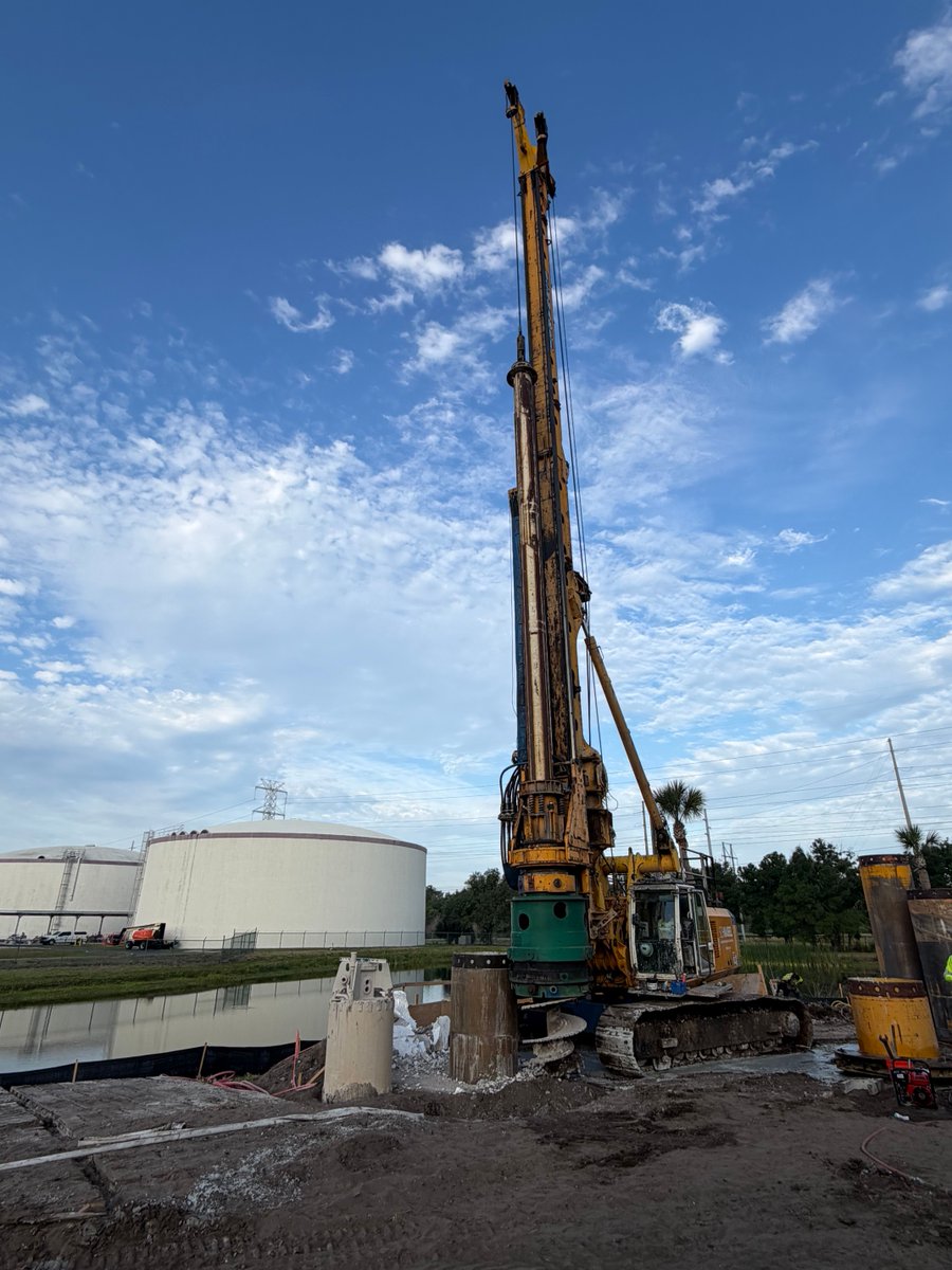 EquipCorp's tweet photo. Jason Martinelli on site in Tampa, FL with Schnabel providing operator training on the BAUER BG 28V during Kelly drilling for secant shafts.

#Bauer #BG28V #DeepFoundations #ECA https://t.co/iVLNlvsfMu
