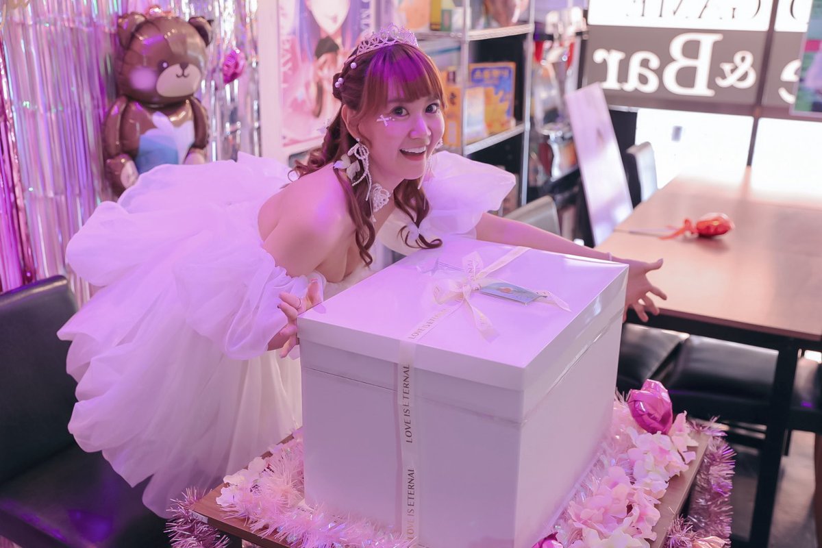 SeamoonHyper's tweet photo. 最高にして最強にして最愛の推し👍️安藤まいさんのバースデーオフ会が5/10(日)にSnow&amp;Dragonで開催されました🥂️
たくさんの人がお祝いに集まってきて、まいちゃんの人気を改めて認識しました🎵️
ドレス姿👗️が素敵でしたね🥰️
引き弱な私(笑)は、もちさんのチェキがゲット出来て満足度100%😌️ https://t.co/7hK40ZB4sE
