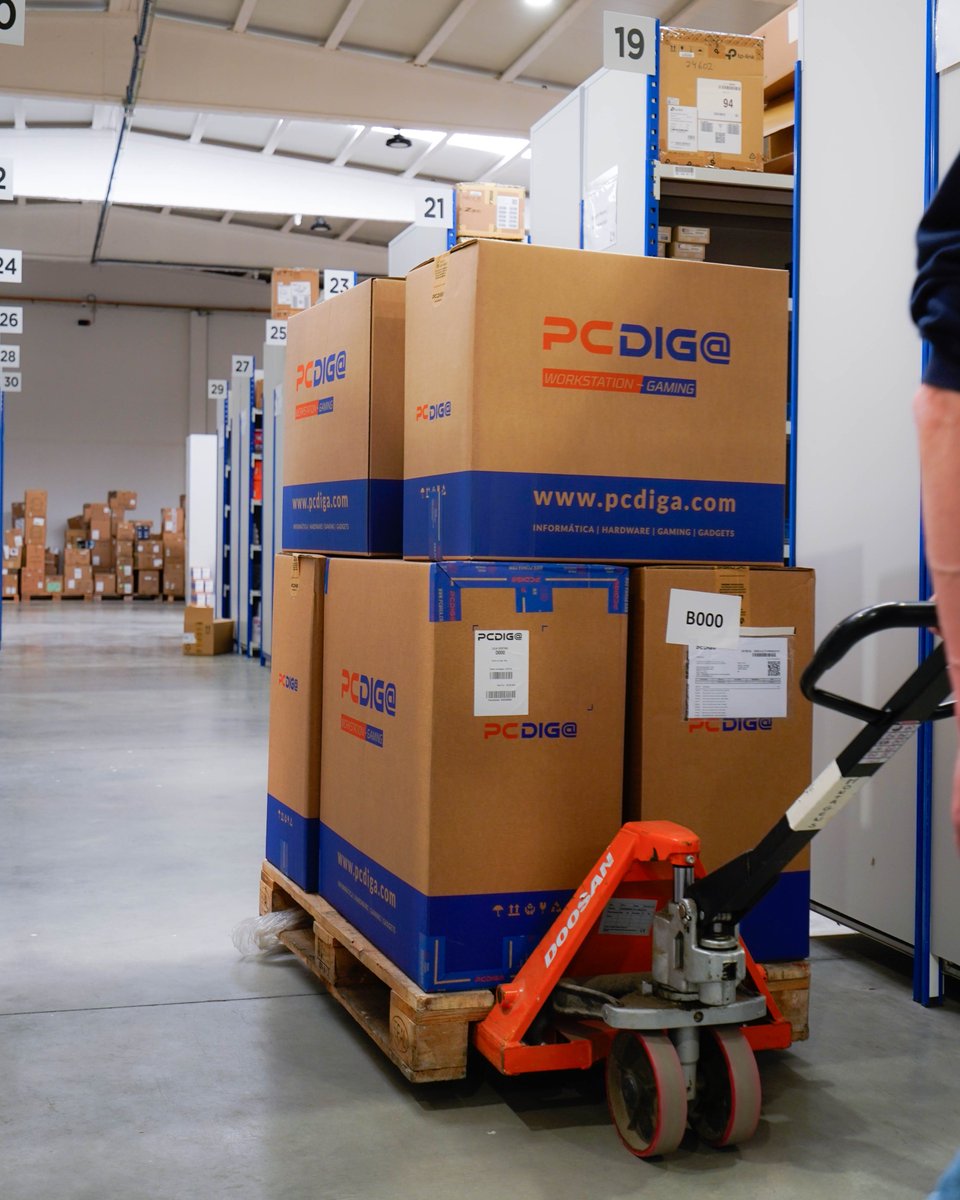 PCDIGA's tweet photo. É sexta-feira, chega uma caixa destas a vossa casa e a reação é logo: 😍📦

Confessem, quem fica assim?

Bom fim de semana, Pcdiguianos! 🙌 https://t.co/CpMpvuKwoh