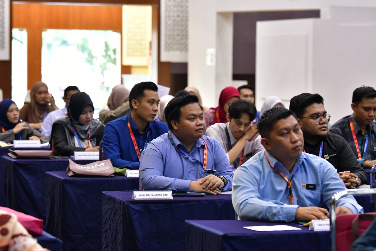 DOSM_ILSM's tweet photo. 📍 𝐇𝐚𝐫𝐢 𝐏𝐞𝐫𝐭𝐚𝐦𝐚 𝐏𝐫𝐨𝐠𝐫𝐚𝐦 𝐒𝐂𝐃𝐏

Sesi pagi dimulakan dengan Program Taklimat Pentadbiran serta sesi I’m DOSM yang memberi pendedahan berkaitan tadbir urus organisasi, pengurusan pentadbiran dan pengukuhan budaya kerja profesional dalam kalangan warga DOSM. https://t.co/SoN4PPxL0F