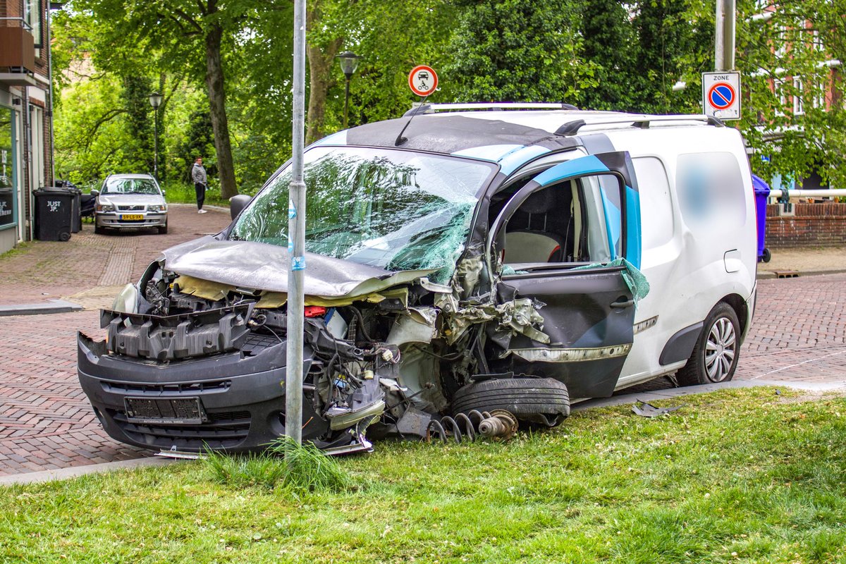 Ravage na botsing tussen lijnbus en bestelbus in Sneek