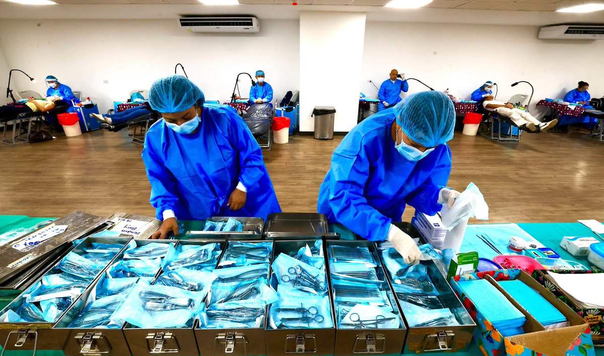 indeselsalvador's tweet photo. Esta mañana, personal de Fosalud apoyó la primera jornada odontológica dirigida a los atletas del Programa Esfuerzo y Gloria, la cual es impulsada por el Departamento de Ciencias Aplicadas y Bienestar al Atleta del INDES.

En la campaña, que se organizó en el salón de usos múltiples del Estadio de Deportes de Playa, los atletas recibieron servicios como limpieza dental, oclusiones y evaluaciones. 

#ConstruyendoElCamino