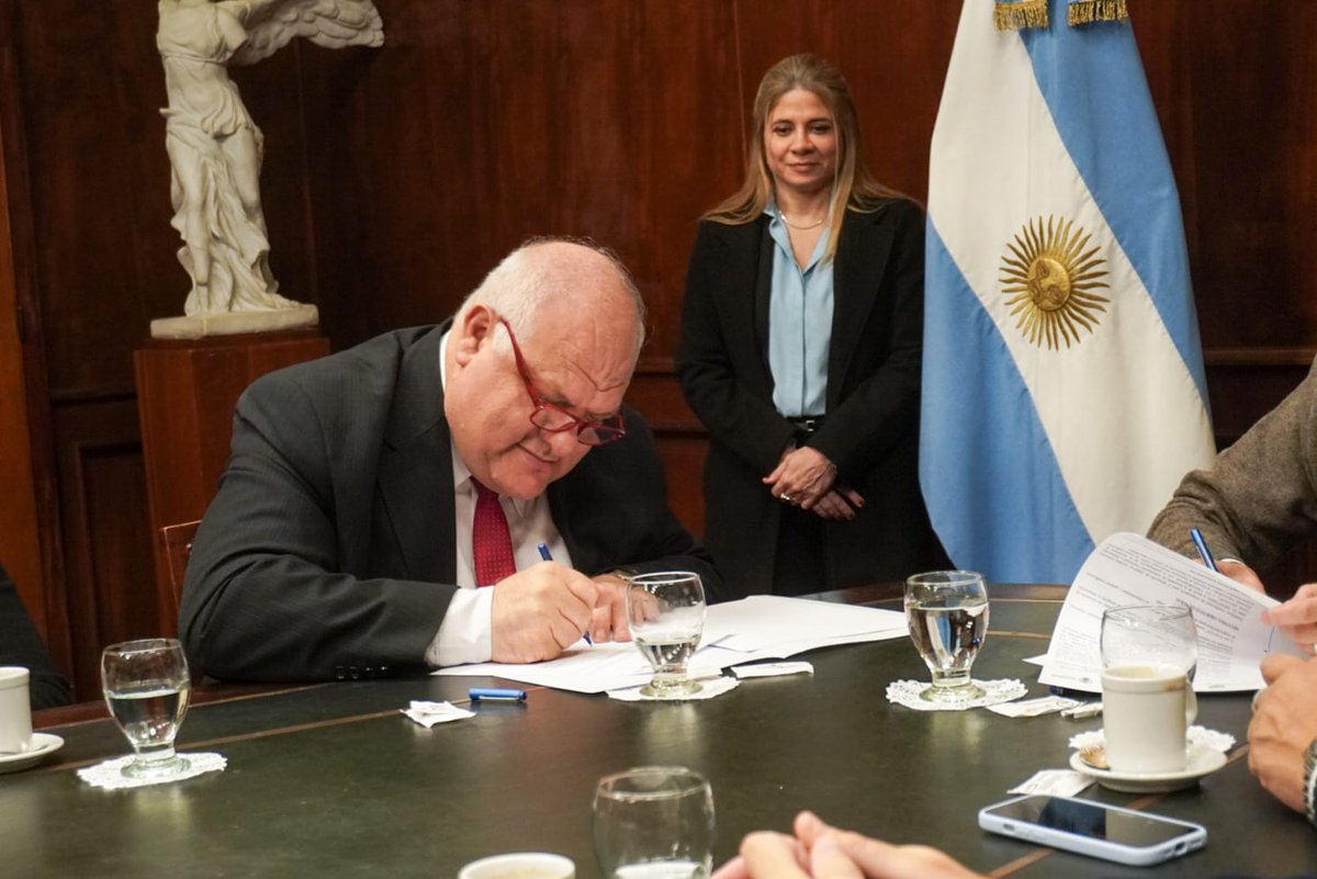 FEDEMASSOTUC's tweet photo. Firmamos un convenio con el Rector de la @MediosUNT Sergio Pagani para fortalecer el trabajo territorial. 

Llevaremos la Escuela de Oficios a toda la provincia para brindar herramientas de trabajo a nuestros jóvenes. Junto a @OsvaldoJaldo apostamos a la formación.  #Tucumán https://t.co/iIqRsPoO17