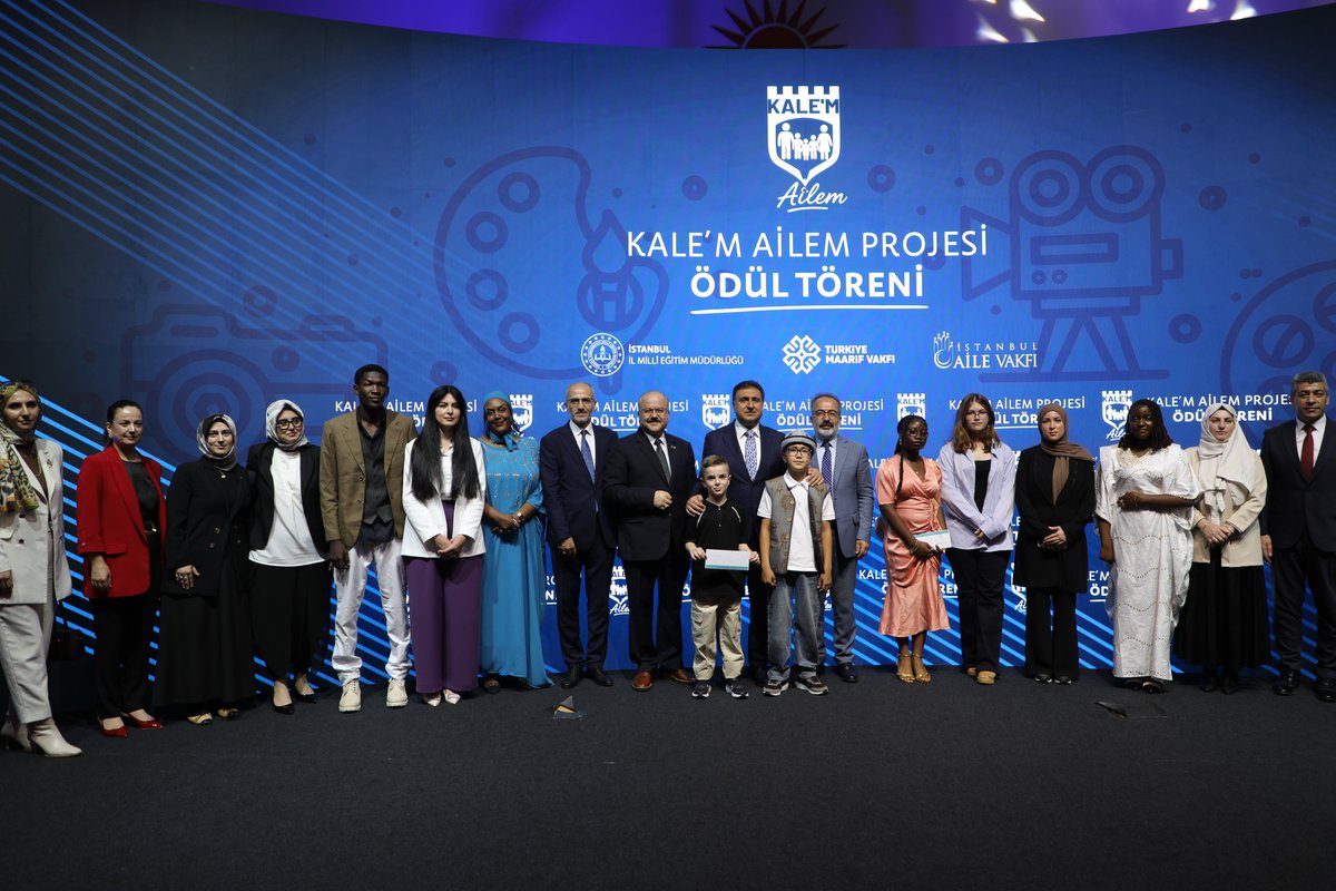 TMaarifVakfi's tweet photo. Türkiye Maarif Vakfı olarak İstanbul İl Millî Eğitim Müdürlüğü ve İstanbul Aile Vakfı iş birliğiyle hayata geçirilen Kale’m Ailem Projesi ödül töreni, Yönetim Kurulu Üyemiz @AhmetTurkben_, İstanbul İl Millî Eğitim Müdürü @MucahitYentur ve İstanbul Aile Vakfı Yönetim Kurulu Başkanı Üner Karabıyık’ın katılımıyla gerçekleştirildi.

Farklı coğrafyalardan yarışmaya katılan yüzlerce öğrenci; resim, fotoğraf ve kısa film kategorilerindeki eserleriyle “aile” kavramını kendi pencerelerinden bizlere sundular. Jüri değerlendirmesi sonucunda dereceye giren Kuzey Makedonya, Kırgızistan, Pakistan, Etiyopya, Kosova, Arnavutluk, Togo, Burundi ve Romanya Maarif Okullarımızdan 9 öğrencimize ödülleri sahnede verildi.

Dünyanın farklı noktalarından aynı değer etrafında buluşan öğrencilerimizi tebrik ediyor; aileyi sevgi, bağlılık ve birlikte olmanın gücüyle anlatan çalışmalarının gönüllere dokunmaya devam etmesini diliyoruz.

@istanbulilmem @istnblailevakfi