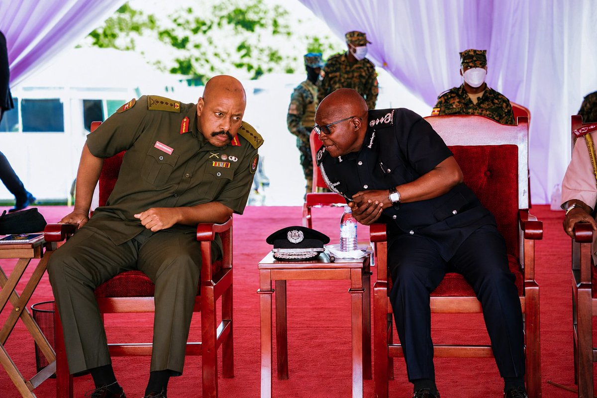 PoliceUg's tweet photo. 📸 
IGP X CDF Moment at Kololo Ceremonial Grounds 
#M7SwearsIn2026 https://t.co/px6JbhJndR