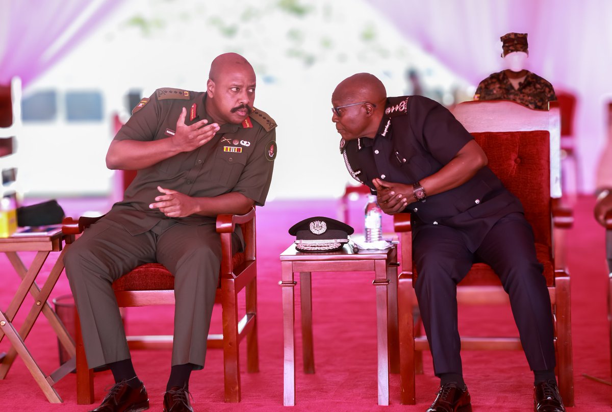 PoliceUg's tweet photo. 📸 
IGP X CDF Moment at Kololo Ceremonial Grounds 
#M7SwearsIn2026 https://t.co/px6JbhJndR