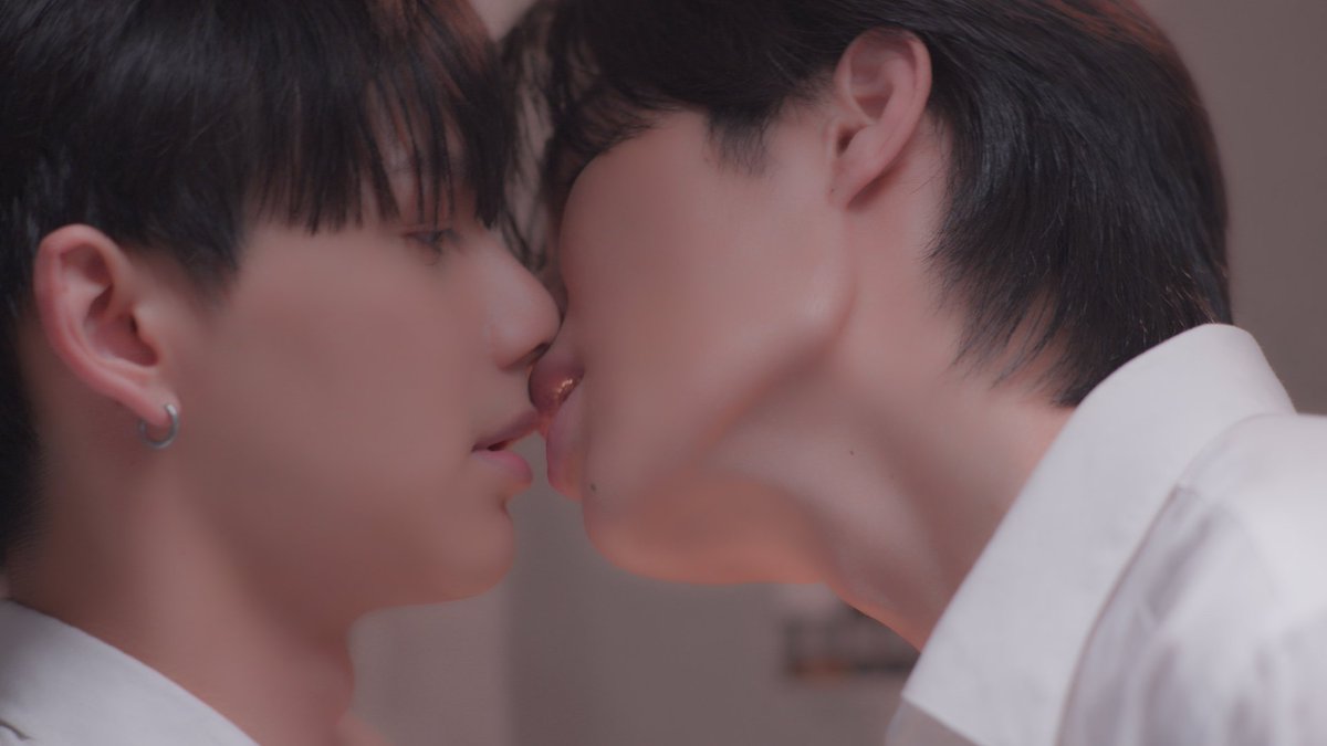 HeartYth's tweet photo. คืนนี้มีสปอยมาละ บอกเลยว่าเตรียมหมอนใบใหม่รอได้เลย! เพราะรอบนี้คือเป็นของจริงไม่ได้คิดไปเองแล้วนะ 🫣🔥

ใครไหวไปก่อนเลย ทางนี้ขอลงไปดิ้นที่พื้นแล้ว 
#MagicMoveEP4 https://t.co/Kc46KlBv5U