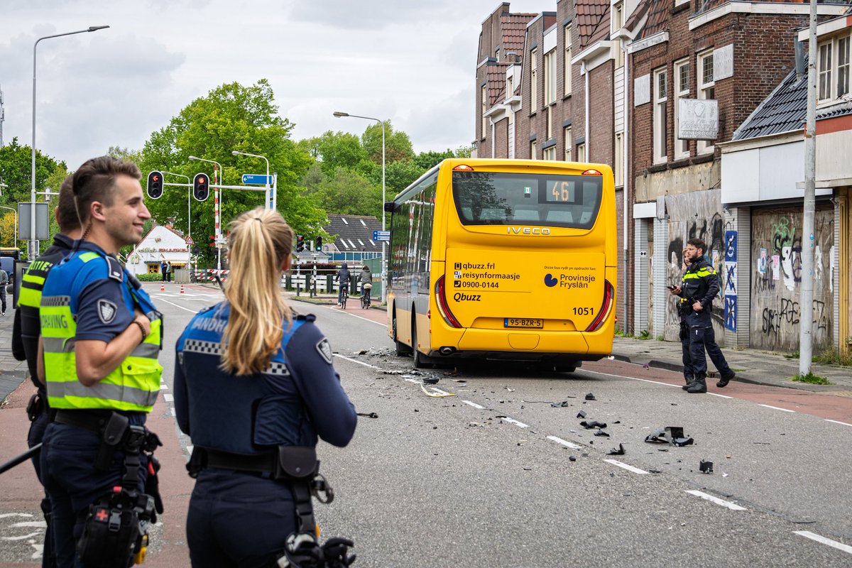 jerfi_pompier's tweet photo. Flinke ravage nadat een lijnbus in botsing is gekomen met een bedrijfsbusje in het centrum van #Sneek, niemand raakte uiteindelijk gewond. https://t.co/CNDBrC2TAd