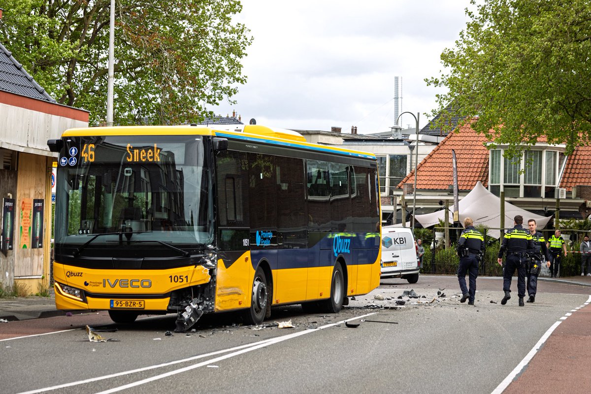 jerfi_pompier's tweet photo. Flinke ravage nadat een lijnbus in botsing is gekomen met een bedrijfsbusje in het centrum van #Sneek, niemand raakte uiteindelijk gewond. https://t.co/CNDBrC2TAd