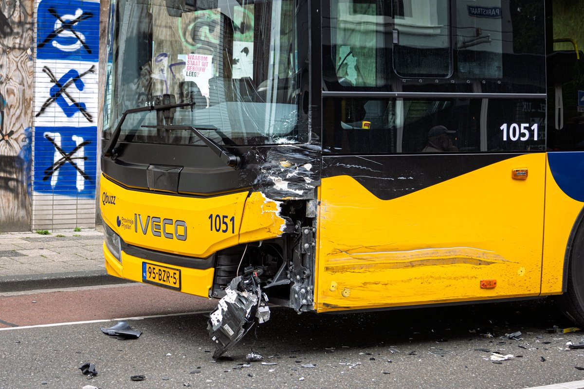 jerfi_pompier's tweet photo. Flinke ravage nadat een lijnbus in botsing is gekomen met een bedrijfsbusje in het centrum van #Sneek, niemand raakte uiteindelijk gewond. https://t.co/CNDBrC2TAd