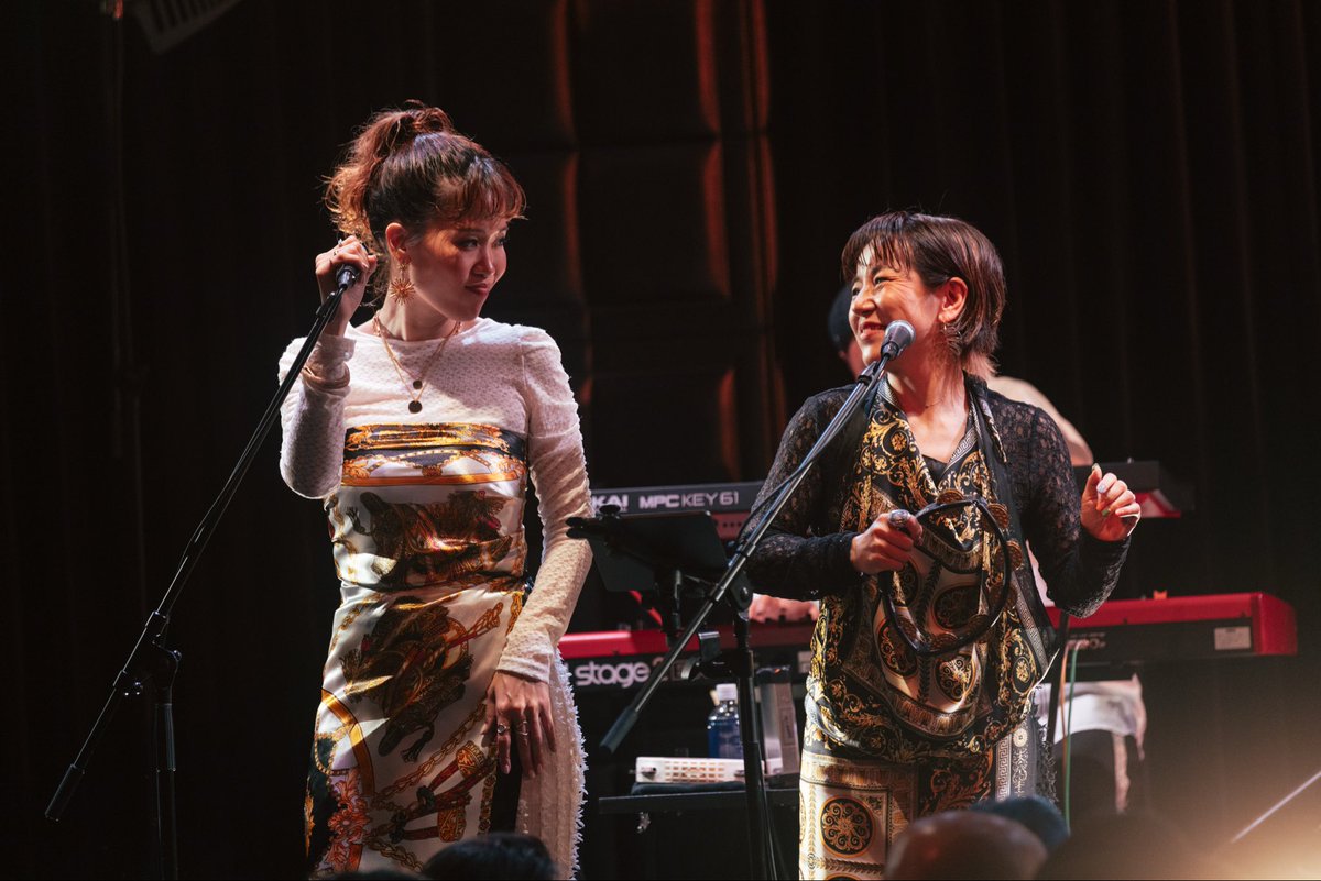 chibi_chino's tweet photo. 2026.5.8/5.9😉
“New Leaves 2026” at Blue Note Tokyo
@_24young_  の📸に収まったチノチカ👯‍♀️

収めるよね〜〜〜🤣
ニシヤンいつもありがとう🫶 https://t.co/B6rnOWRSXc