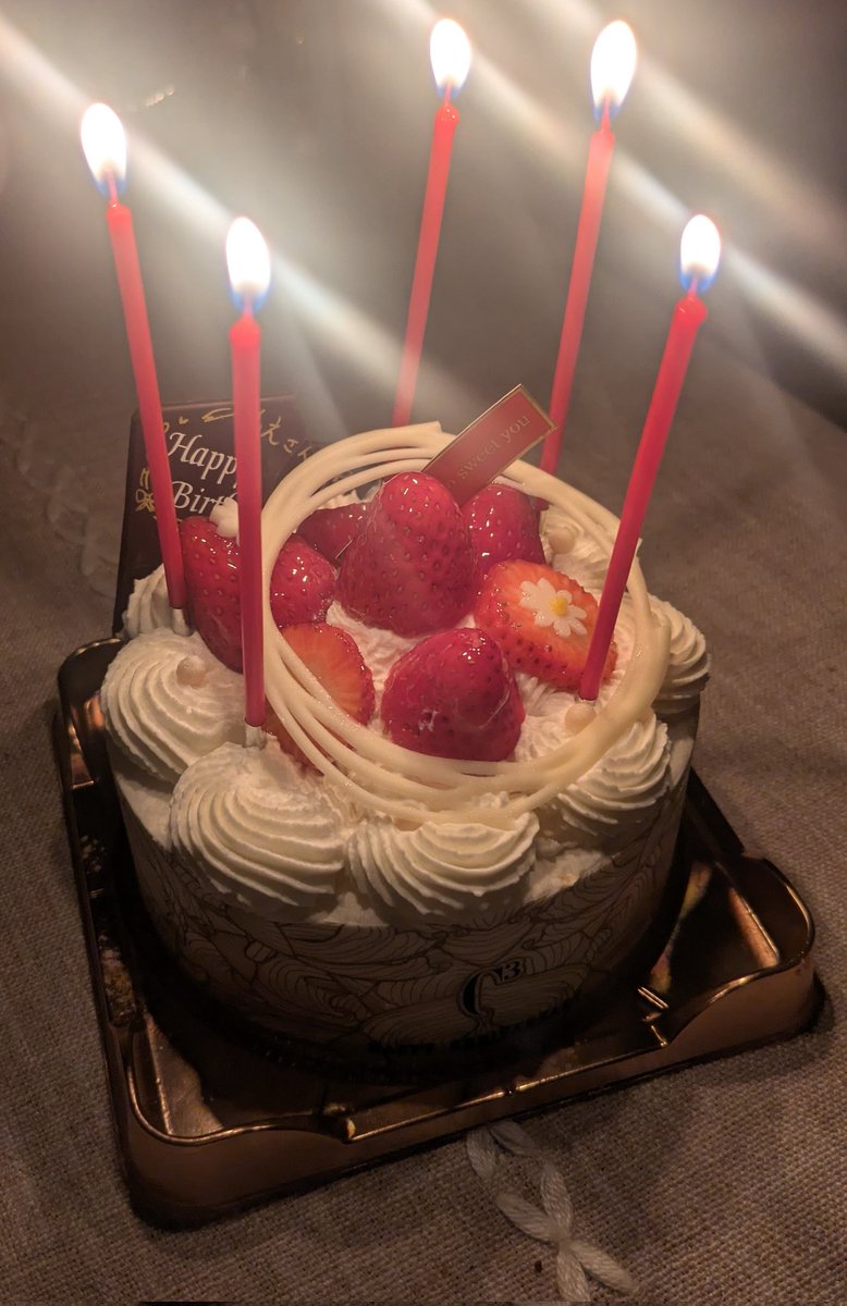 今年の誕生日ケーキ、人生イチ美味しいショートケーキだったんだけど…