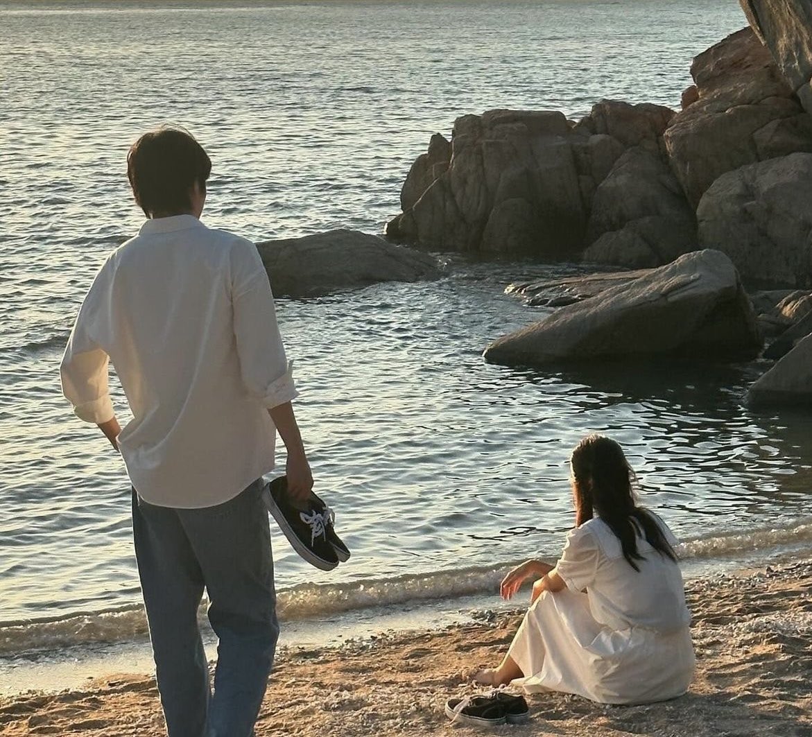 josyards's tweet photo. #shse au — reunion

for just the summer, sieun has to pretend to be 'yoonseul', a girl he grew up with, and keep an elderly chairman company. however, things get complicated with the arrival of the chairman's grandson, suho. https://t.co/28aLHKu44g