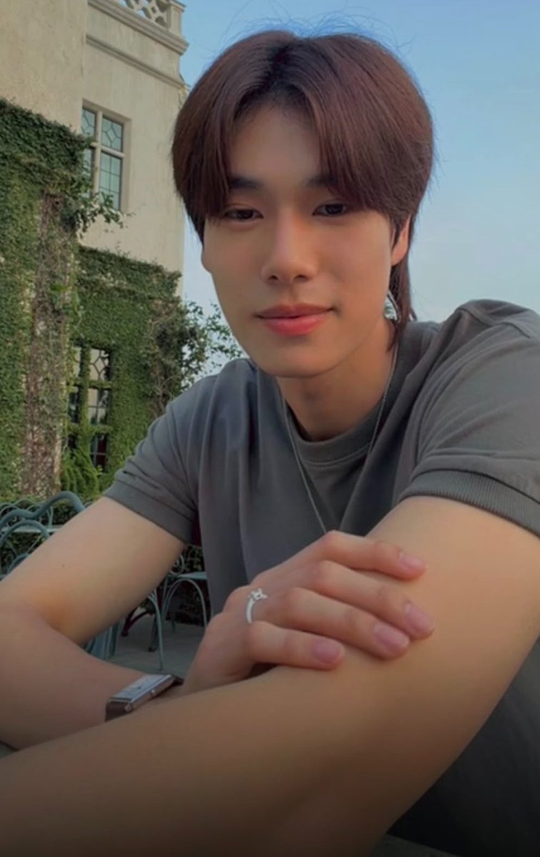 “หม่าม้า”
“ว่าไงลูก หม่าม้าเพิ่งเสร็จงานครับ”
“พี่เพิ่มคิดถึงหม่าม้า😢”
“หม่าม้าก็คิดถึงหนูมากๆๆๆๆเหมือนกันคับ”
“มากๆๆๆเลยเหรอหม่าม้า🥳”
“ฮ่าๆ ใช่คับ คิดถึงหนูเท่าโลกเลย”
“หม่าม้า”
“ว่าไงลูก”
“โสดแปลว่าอะไรฮะ?”
“อืมมมมม โสดก็แปลว่าไม่มีแฟน ไม่มีคู่ครอง ไม่มีเจ้าของ ไม่ได้แต่งงาน
