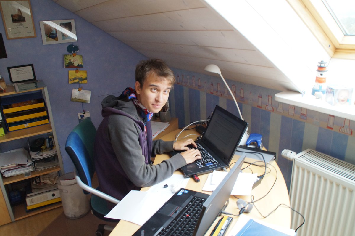mecaregiver's tweet photo. #MEAwarenessDay 2012 
Mein Sohn wurde mit lebensbedrohlichem EBV in Klinik eingewiesen, Beginn schwerer #MyalgicE

Links 2012: Der letzte gesunde Tag

Rechts 2025: Die letzten Tage vor Absturz von #SevereME auf #VerySevereME, 24/7 bettlägerig, Flüssignahrung, Gastroparese, Bell 0 https://t.co/PcNF7ACJmJ