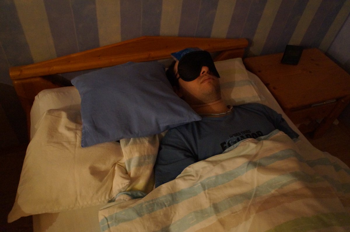 mecaregiver's tweet photo. #MEAwarenessDay 2012 
Mein Sohn wurde mit lebensbedrohlichem EBV in Klinik eingewiesen, Beginn schwerer #MyalgicE

Links 2012: Der letzte gesunde Tag

Rechts 2025: Die letzten Tage vor Absturz von #SevereME auf #VerySevereME, 24/7 bettlägerig, Flüssignahrung, Gastroparese, Bell 0 https://t.co/PcNF7ACJmJ