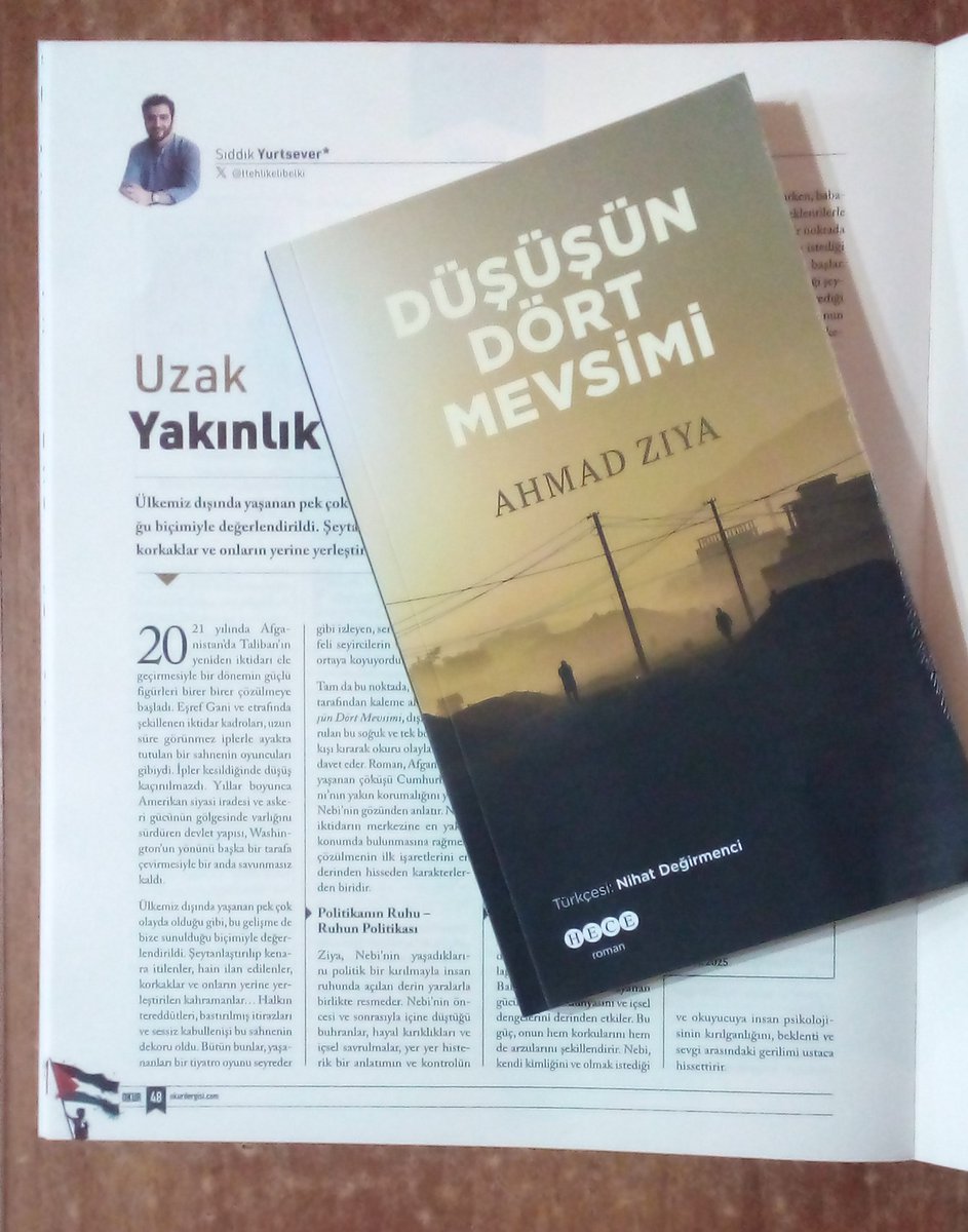 okurdergi's tweet photo. "Roman, Afganistan’da yaşanan çöküşü Cumhurbaşkanı’nın yakın korumalığını yapan Nebi’nin gözünden anlatır. Nebi, iktidarın merkezine en yakın konumda bulunmasına rağmen, çözülmenin ilk işaretlerini en derinden hisseden karakterlerden biridir."

Sıddık Yurtsever yazdı: Uzak Yakınlık
#okur48'de