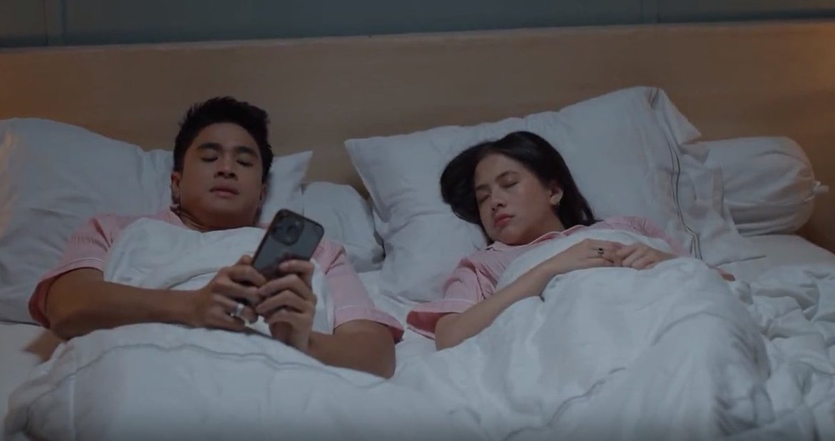 lunekind's tweet photo. istri ngantuk sudah tidur, suami masih sibukk

btw, bapa2 bgt si trian megang hpnya😭🫵🏻
#BeriCintaWaktu eps 91 https://t.co/7wE97GmgC8