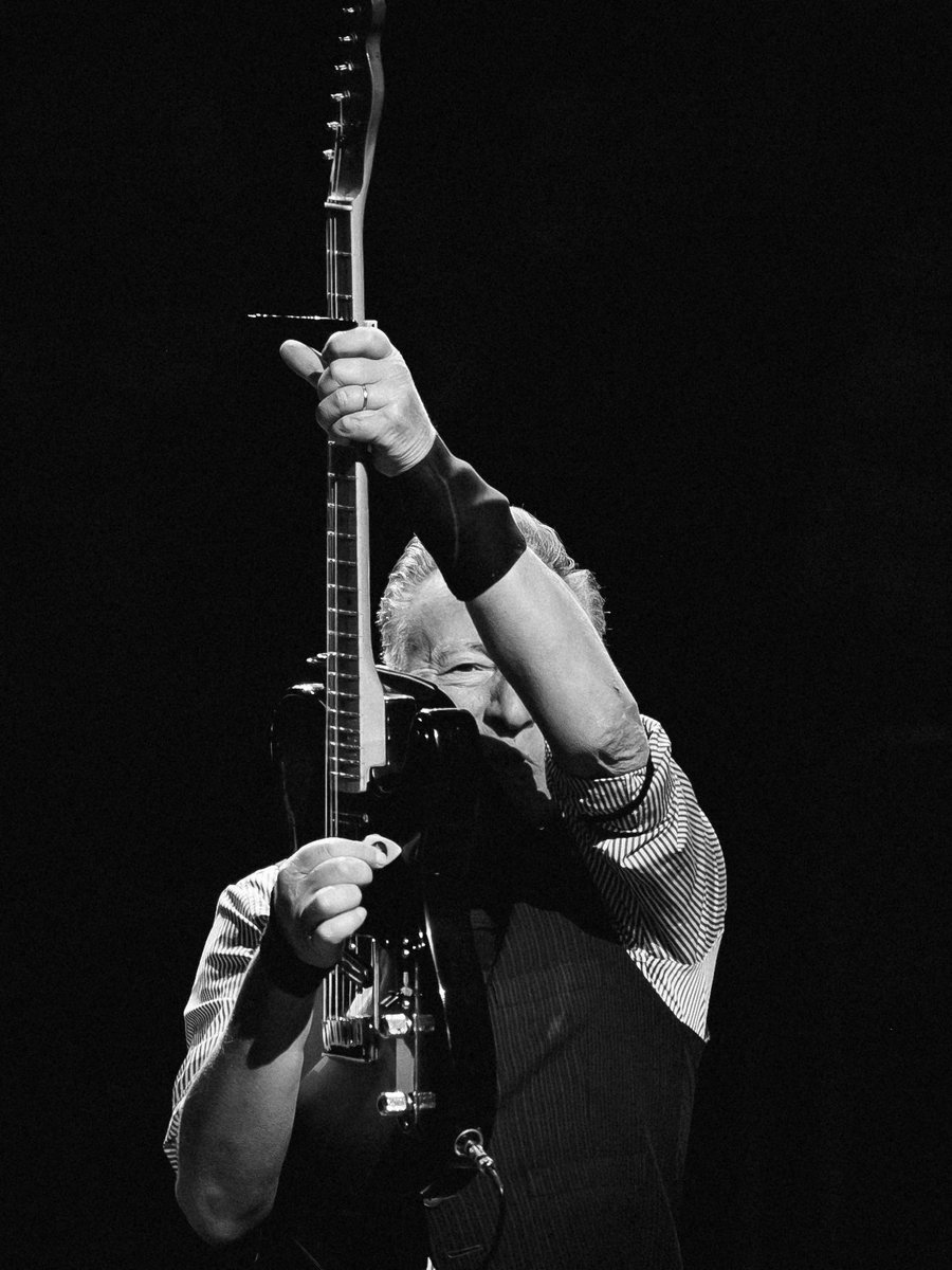 TheGarden's tweet photo. BRUUUUUUUCE @springsteen 🔥

📷: @RichFury / MSGE https://t.co/RZCe0Lzx0H