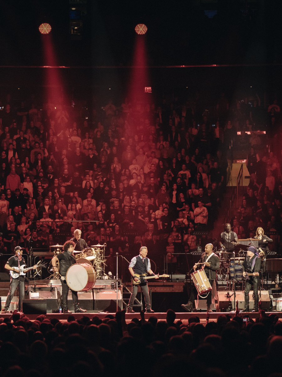 TheGarden's tweet photo. BRUUUUUUUCE @springsteen 🔥

📷: @RichFury / MSGE https://t.co/RZCe0Lzx0H