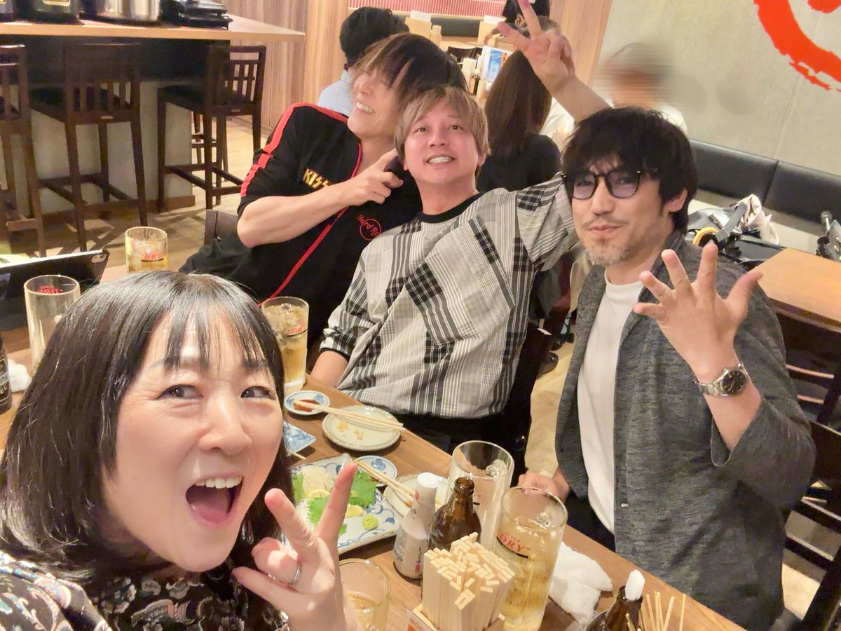 ricafukami88's tweet photo. 毎週飲んでるメンツ😆
海外ドラマ「DOC」の主要キャスト🎤✨

おバカから真面目まで会話が尽きない❣️楽しい❣️
でも呑兵衛男子3人は明日には全部忘れてるらしい😂

#私一人下戸
#海外ドラマ
#DOC
#吹き替え
#吹替
#谷山紀章
#田村真
#林勇
#深見梨加 https://t.co/5fjpTJ68sx