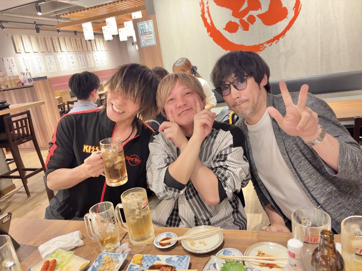 ricafukami88's tweet photo. 毎週飲んでるメンツ😆
海外ドラマ「DOC」の主要キャスト🎤✨

おバカから真面目まで会話が尽きない❣️楽しい❣️
でも呑兵衛男子3人は明日には全部忘れてるらしい😂

#私一人下戸
#海外ドラマ
#DOC
#吹き替え
#吹替
#谷山紀章
#田村真
#林勇
#深見梨加 https://t.co/5fjpTJ68sx