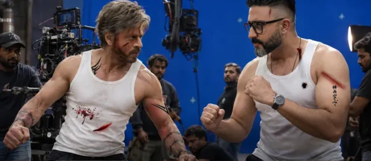 Shahab2SRKian50's tweet photo. #KING ๐ MEGA EXLUSIVE โค๏ธโ๐ฅ #SiddharthAnand Creates Excitement & Same Energy+Magic with #DHOOM ๐ฅ Reference In #TheKing ๐ฏ
#ShahRukhKhan Vs #AbhishekBachchan In A CARS ๐ CLASH (Chase Sequence) Like #Dhoom2 Climax In FAST & FURIOUS Styleโก๏ธ
Dhoom Machale ๐งจ Ft. #SRK ร #ABJr โจ๏ธ https://t.co/TtdbEZpA2K
