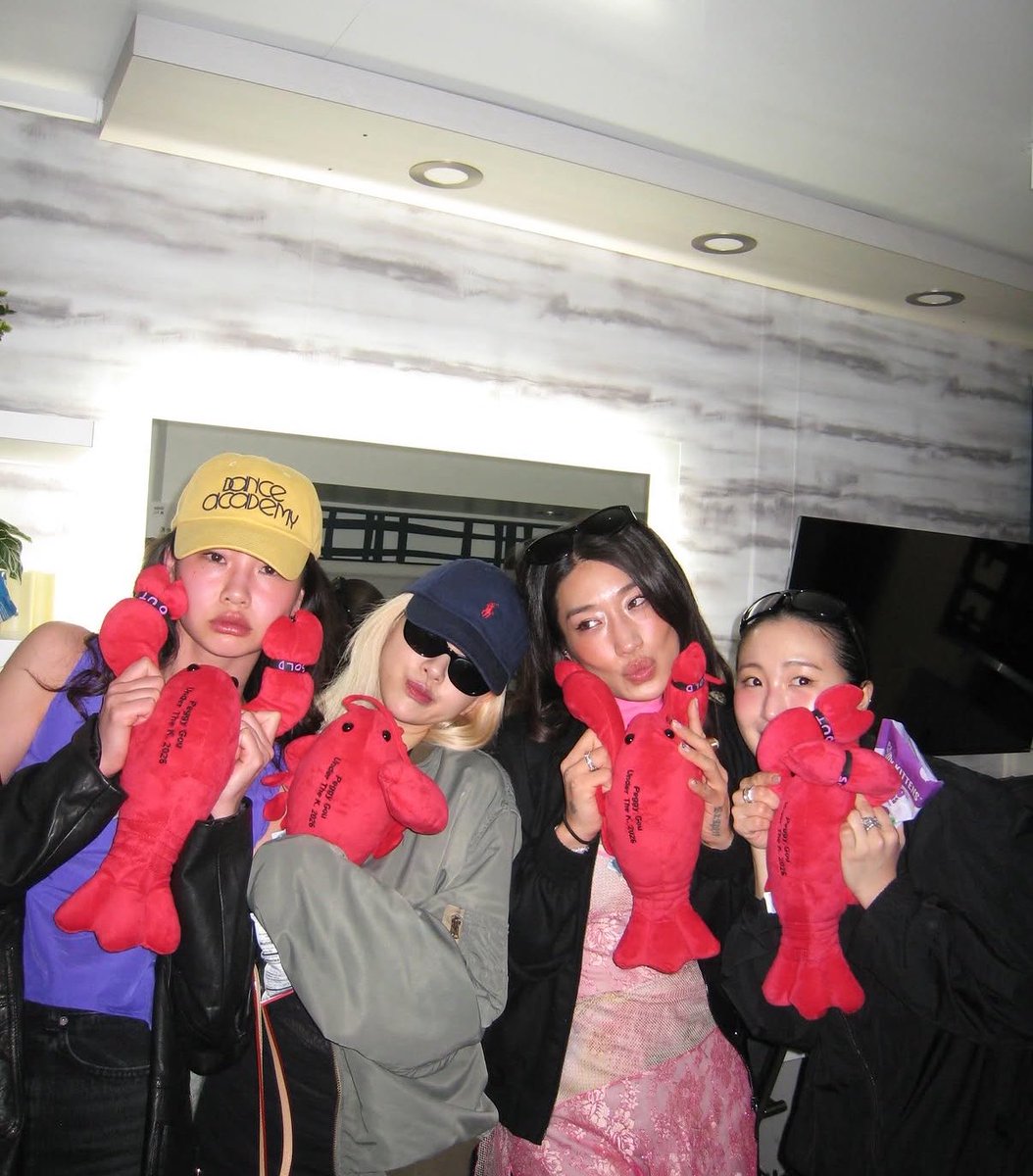 ROSÉ BASE tweet media