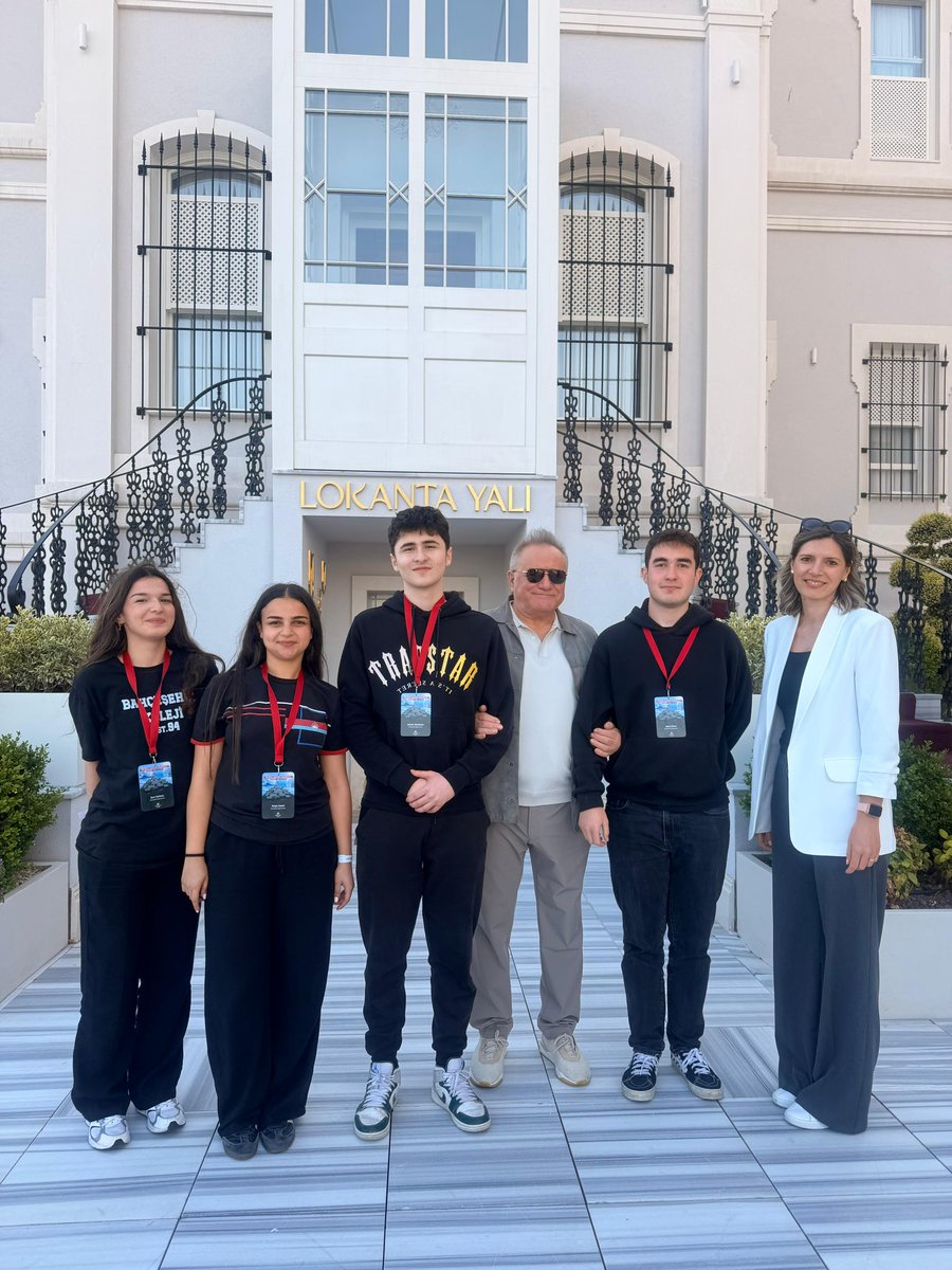 BK_Eskisehir's tweet photo. Lise öğrencilerimizin dünyanın dört bir yanından aldıkları prestijli üniversite kabullerini büyük bir gurur ve mutlulukla kutladık. Öğrencilerimizin emek, azim ve hayallerle dolu yolculuklarının bir parçası olmak bizim için büyük bir onur. ✨ https://t.co/ZULfFE0xCh
