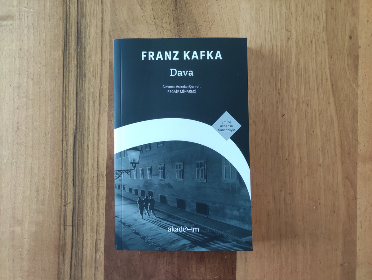 utkuyesiloz's tweet photo. -Konuşmanın huzur vermediği bir Josef K.; kapılar, koridorlar, memurlar ve belgeler... Sürekli ertelenen erişim hissi ve Kafka’nın işleyen zihni. @AkademimKitap etiketiyle. https://t.co/zWsspfRgaa