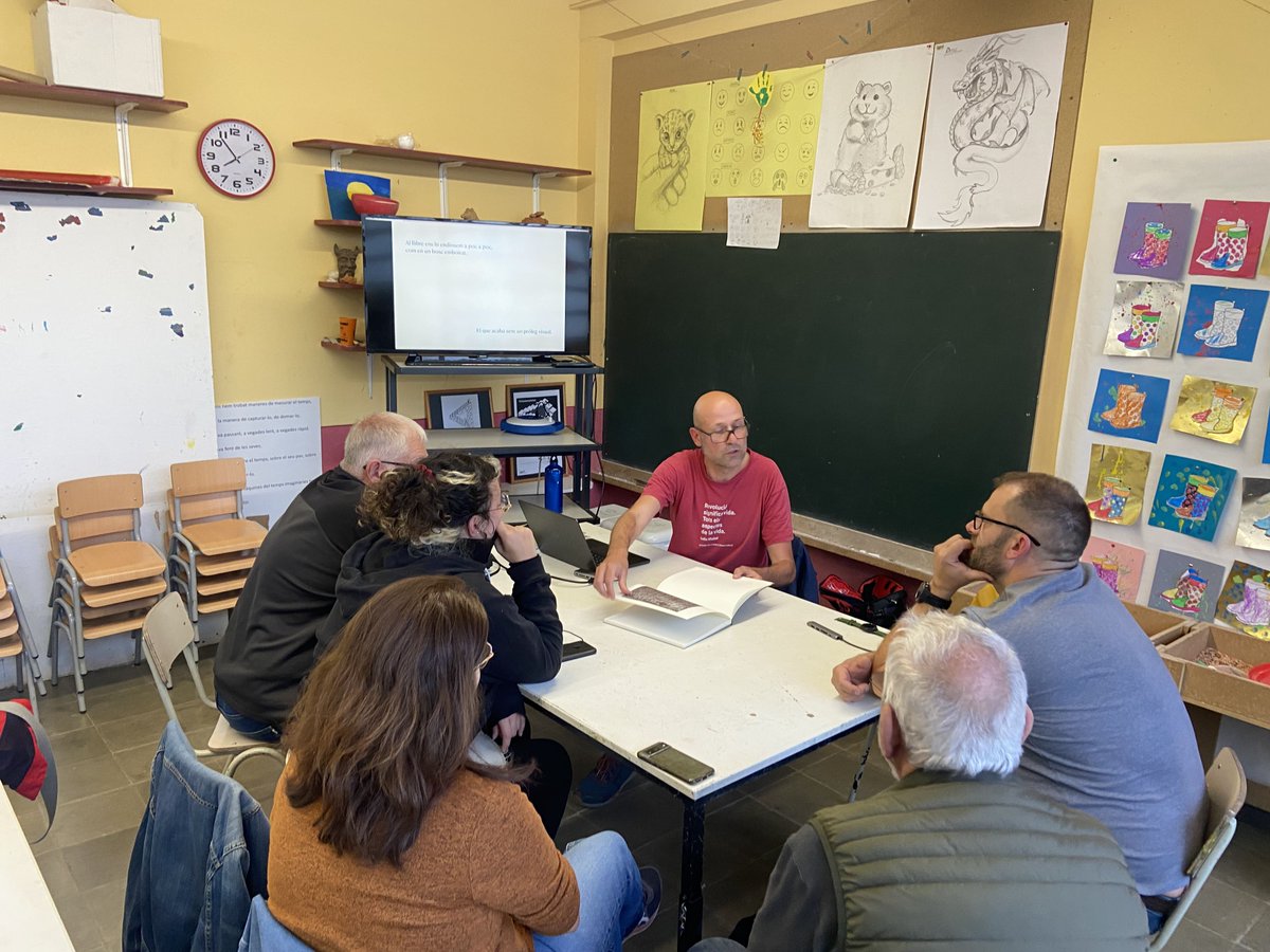emeolot's tweet photo. 📸 L’alumnat de fotografia del dilluns rep la visita d’Oriol Clavera! El fotògraf ha presentat el seu projecte 'PIRENAICA', una reflexió visual sobre l’home i la muntanya. Una sessió sobre reportatge i foto-llibres que ens deixa amb moltes ganes de seguir disparant! 🏔️✨ https://t.co/rWcuDeDld8